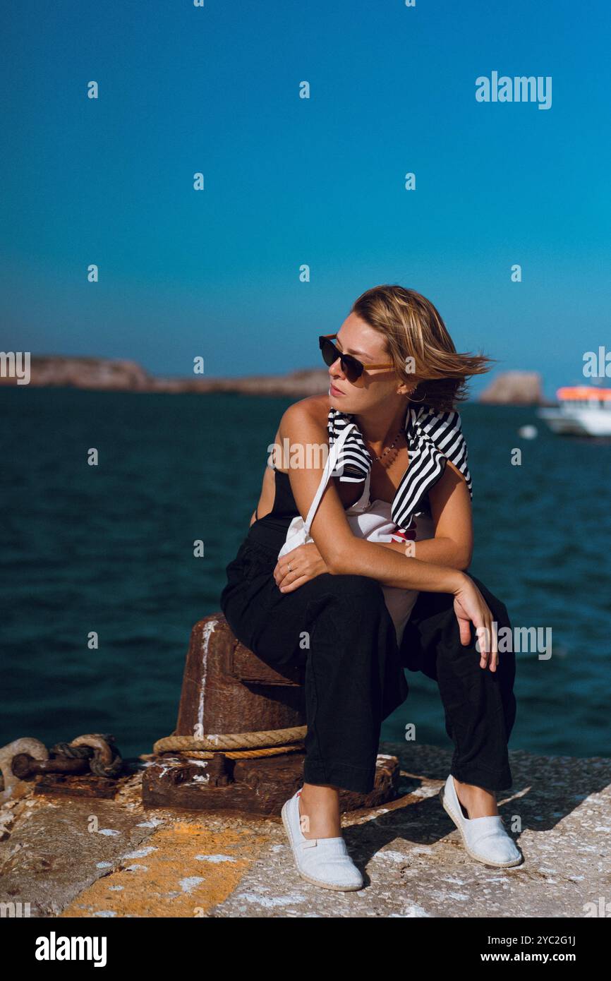 Una donna sul molo del porto, Sagres, Portogallo. Foto Stock