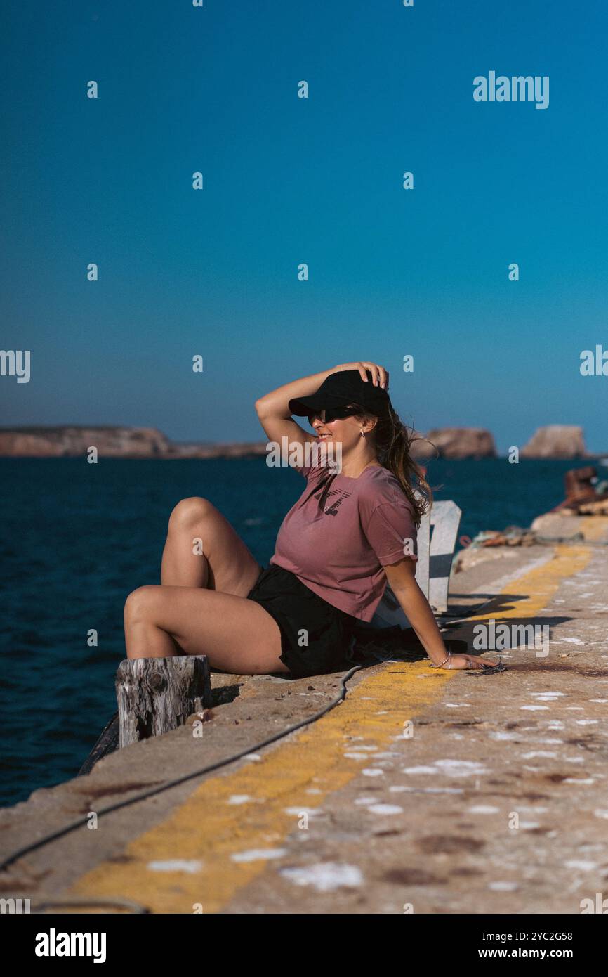 Una donna sul molo del porto, Sagres, Portogallo. Foto Stock