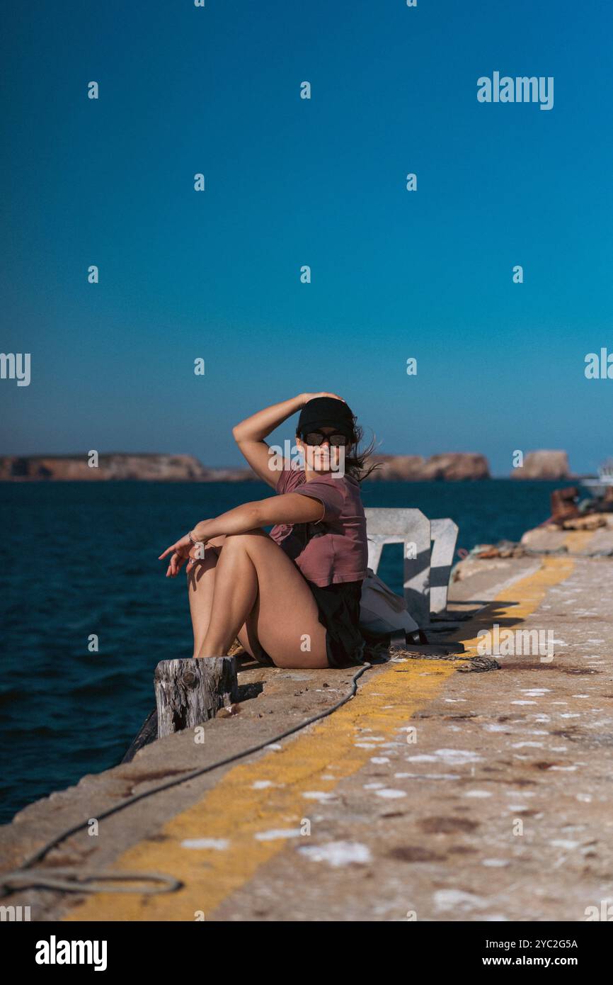 Una donna sul molo del porto, Sagres, Portogallo. Foto Stock