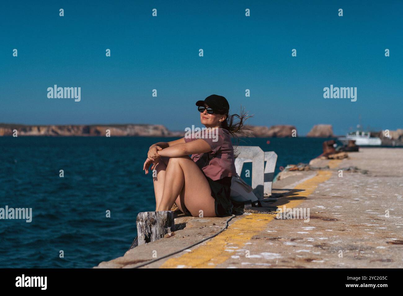 Una donna sul molo del porto, Sagres, Portogallo. Foto Stock