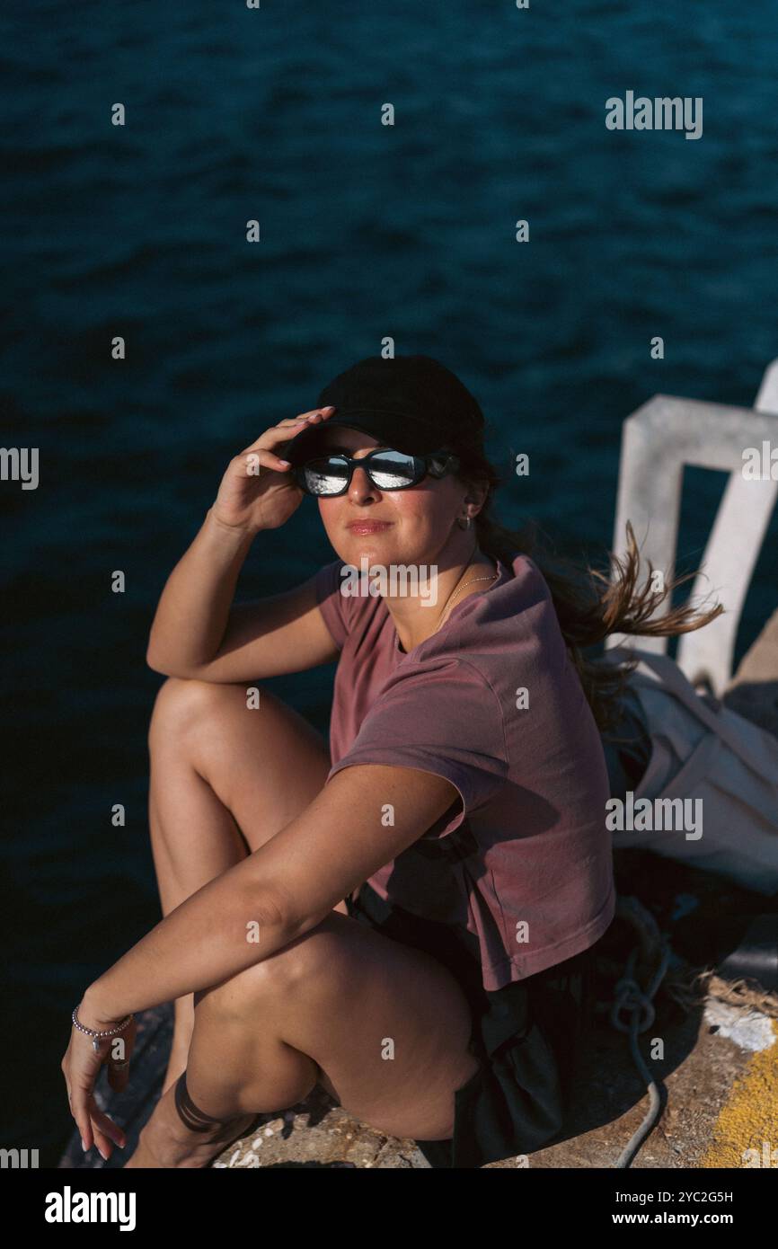 Una donna sul molo del porto, Sagres, Portogallo. Foto Stock
