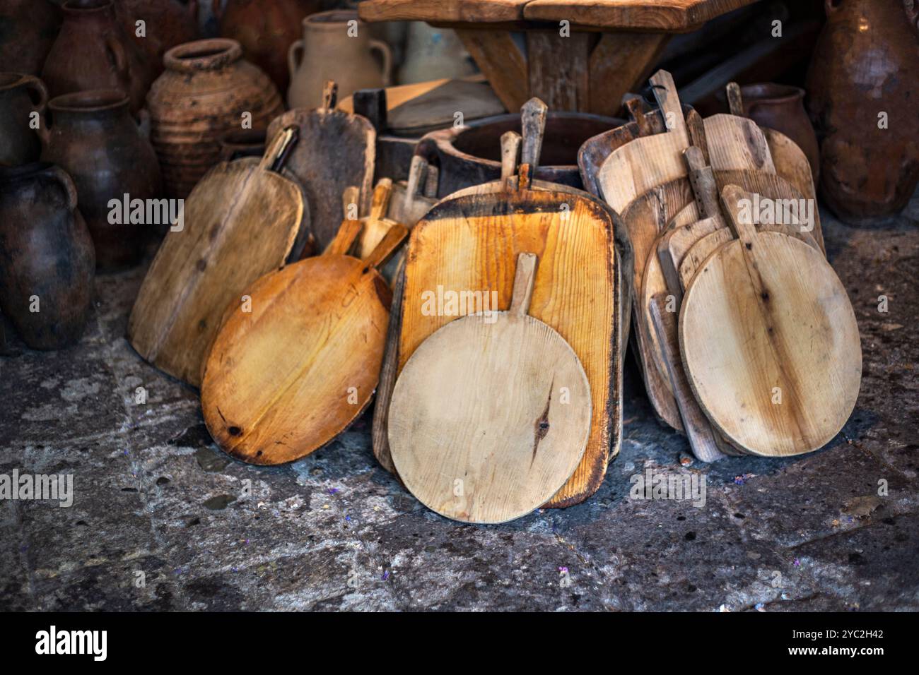 Taglieri in legno vintage in officina rustica Foto Stock