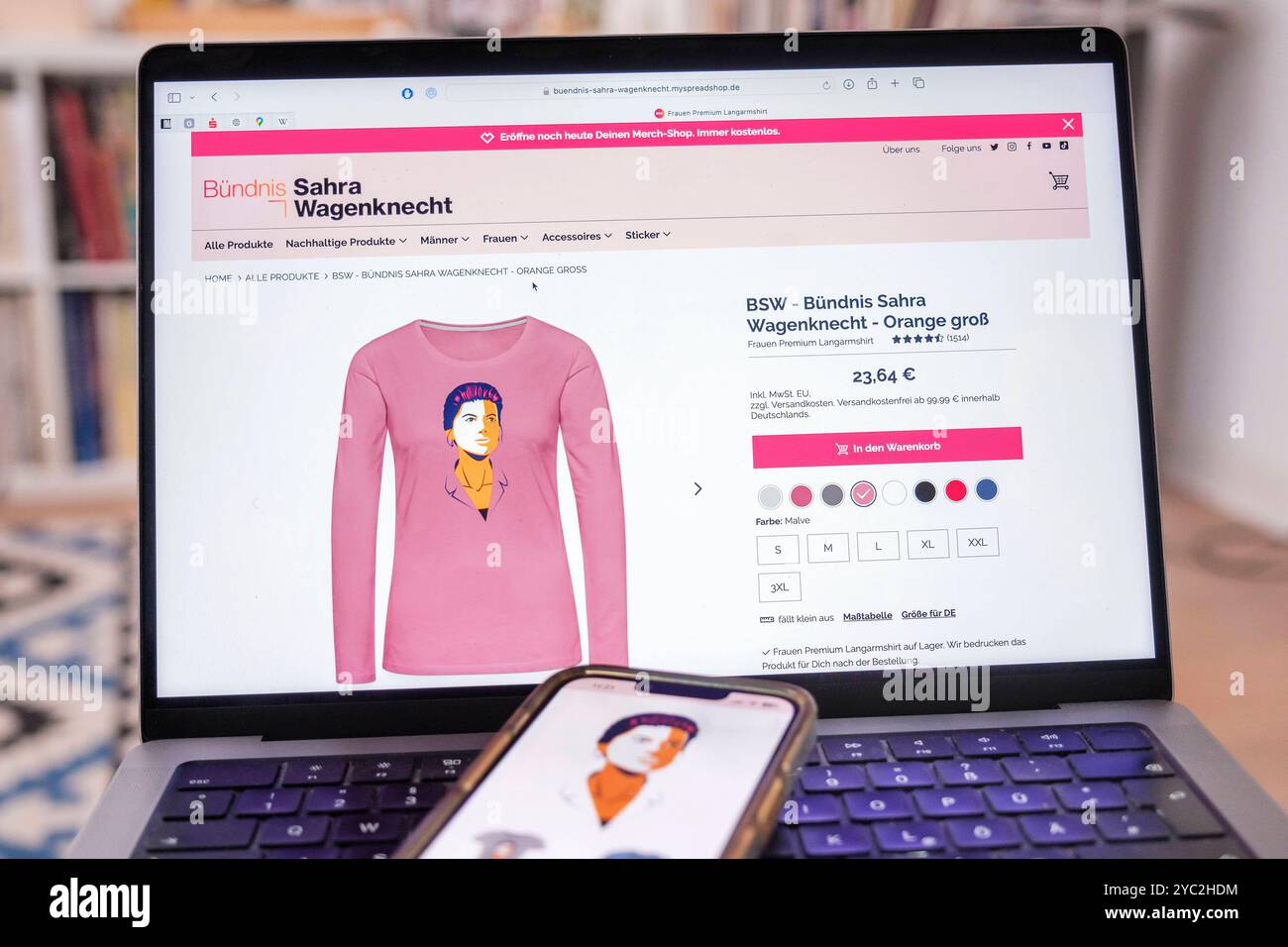 Personenkult um Sahra Wagenknecht. IM Webshop des Bündnis Sahara Wagenknecht BSW können Fanartikel wie Shirts oder Tassen mit dem Konterfei der Politikerin erworben werden *** culto della personalità intorno a Sahra Wagenknecht. I gadget dei fan come camicie e tazze con l'immagine del politico possono essere acquistati nel webshop dell'alleanza Sahara Wagenknecht BSW Nordrhein-Westfalen Deutschland, Germania GMS17909 Foto Stock