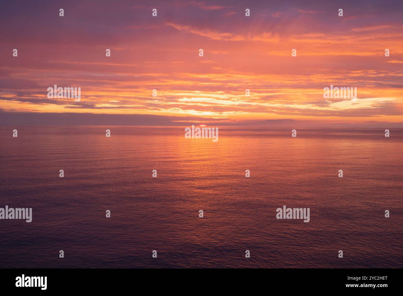 Tramonto colorato sul mare da Hoy, Orcadi, Scozia Foto Stock