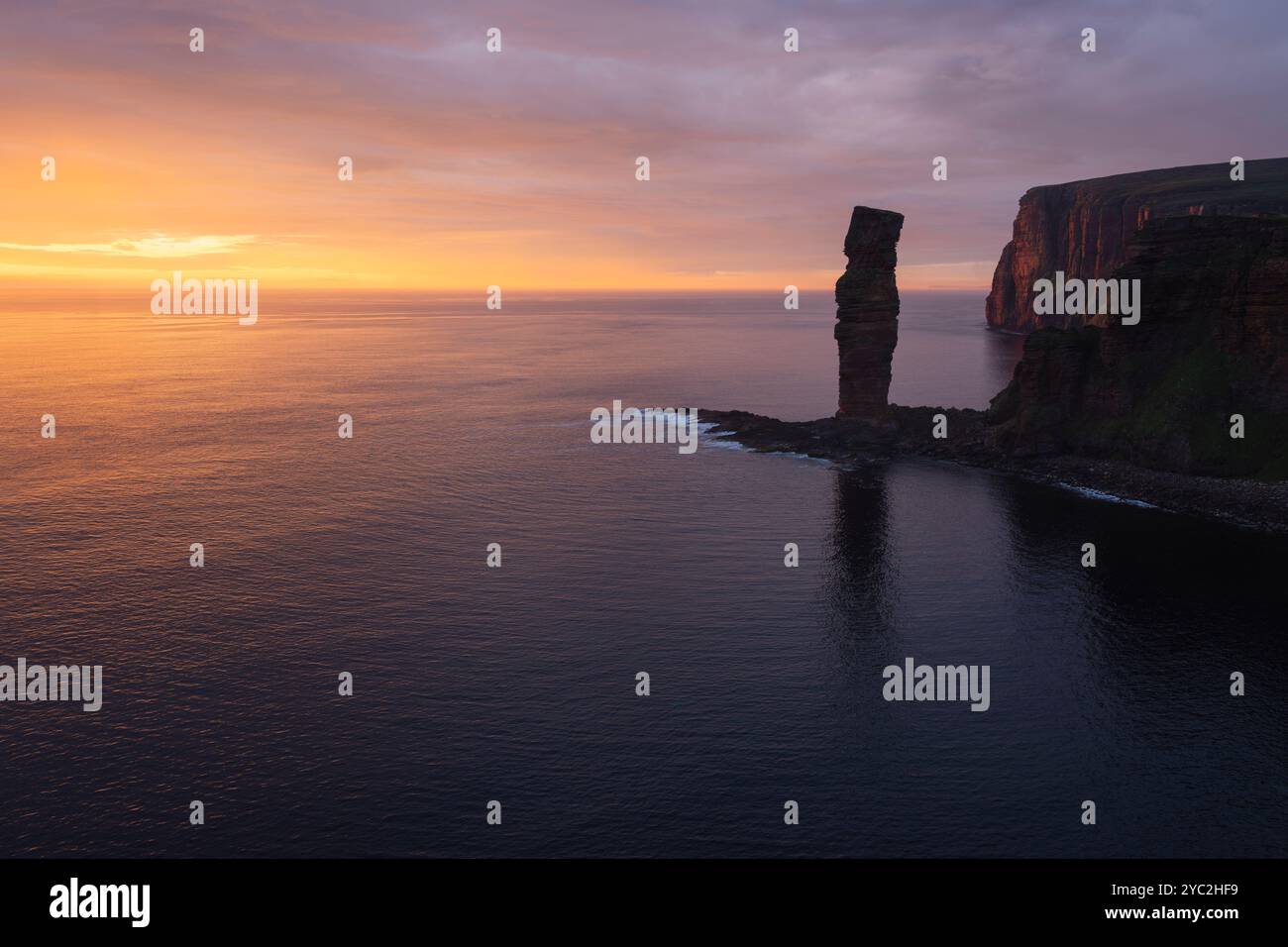 Tramonto con vista sulla pila del mare Old Man of Hoy, Hoy, Orcadi, Scozia Foto Stock