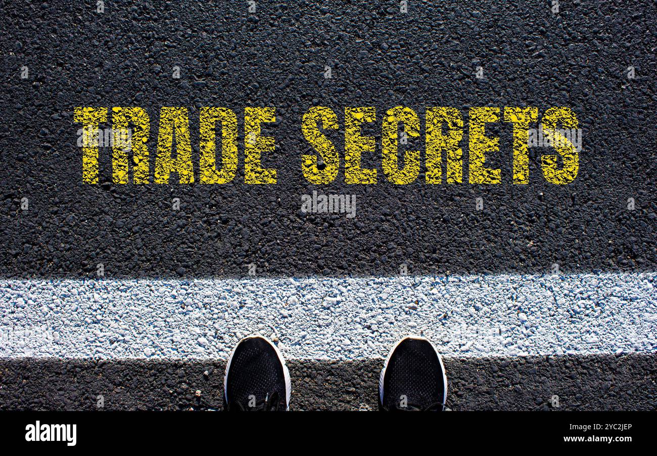 Messaggio segreto commerciale scritto su strada asfaltata. Simbolo dei segreti commerciali concettuali. Copia spazio. Foto Stock