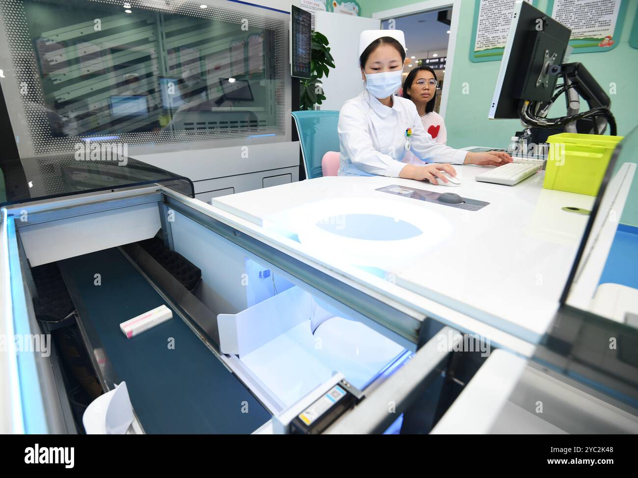 GUIYANG, CINA - 21 OTTOBRE 2024 - un sistema di trasmissione intelligente trasmette i vaccini alla singola unità a del primo Centro di servizi sanitari comunitari Foto Stock