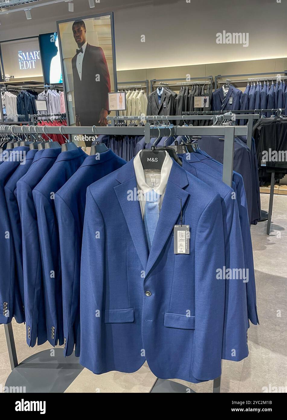 Abiti blu da uomo in Liverpool One M&S. Foto Stock