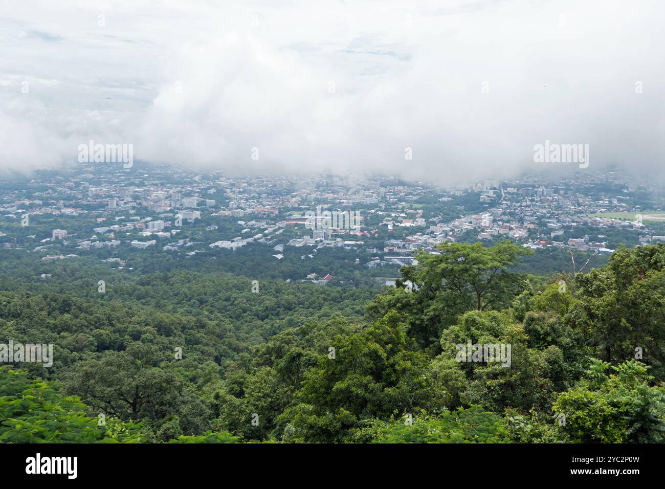 Vista urbana di Chiang mai, Thailandia, Asia. Il paesaggio cittadino della città thailandese con giungla e nuvole. Viaggia nel sud-est asiatico Foto Stock