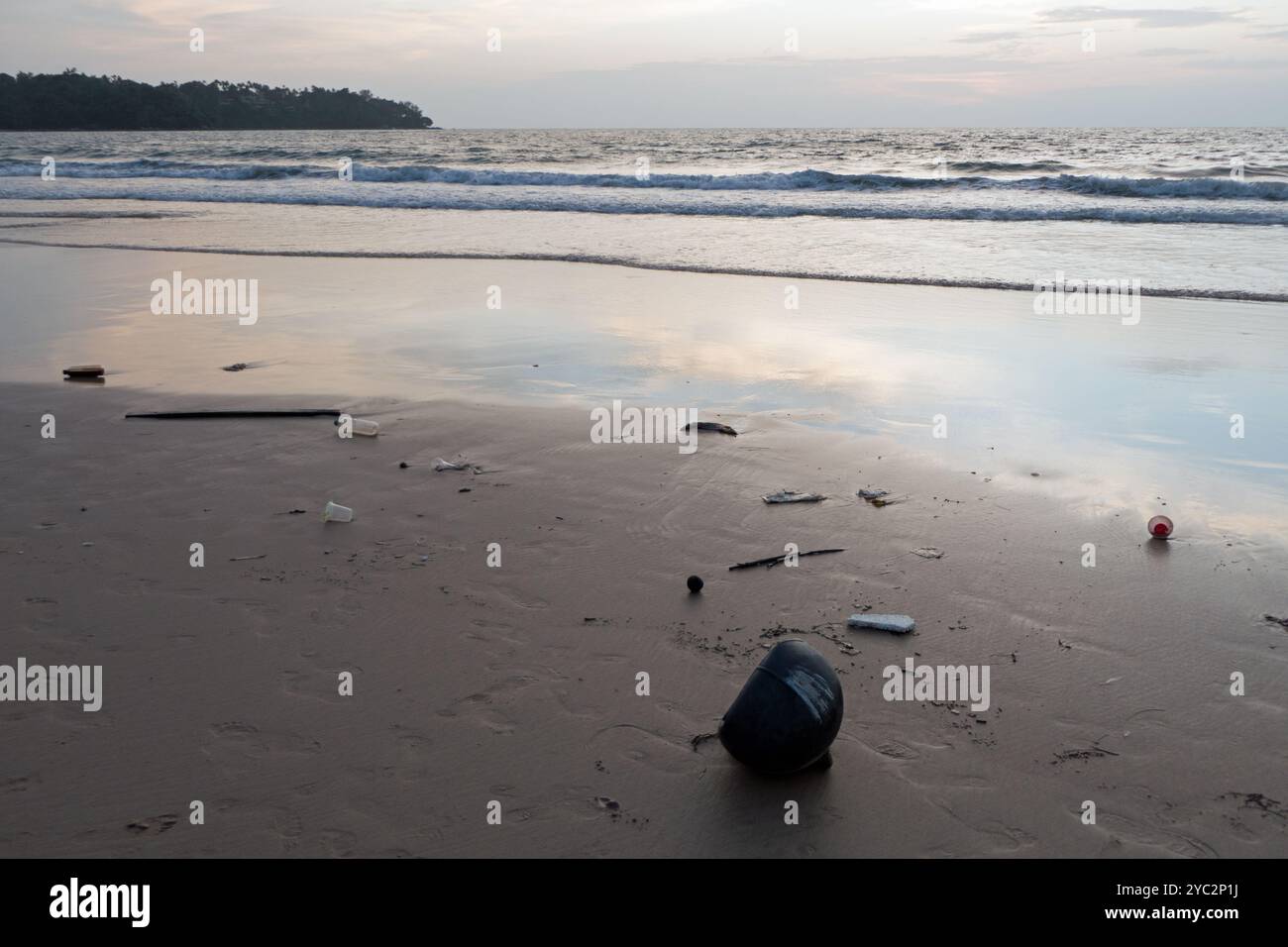 Spazzatura e detriti sulla spiaggia di Bangtao (o Bang tao) a Phuket, Thailandia, Asia al tramonto. Paesaggio naturale tailandese e Mare delle Andamane con spiaggia tropicale Foto Stock