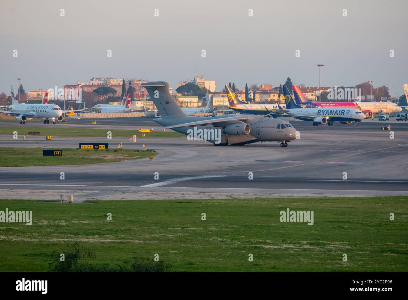 I grandi aerei da trasporto militari stanno prendendo in giro l'asfalto all'aeroporto internazionale humberto delgado di lisbona Foto Stock