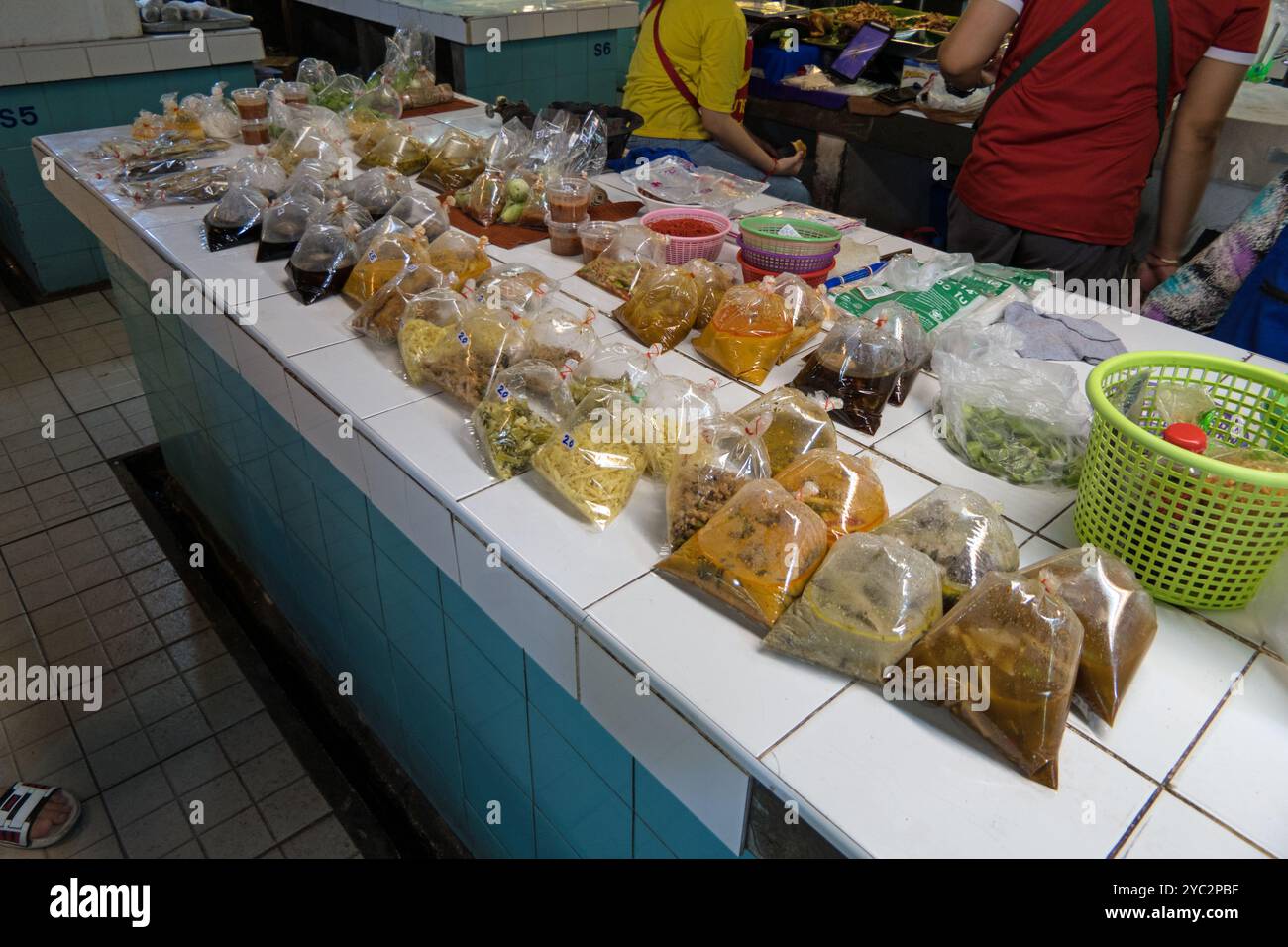 Cibo tailandese nel mercato locale di Chiang mai, Thailandia, Asia. Frutta, verdura e tradizionale cibo di strada asiatico in vendita al banco. Gente che fa shopping Foto Stock