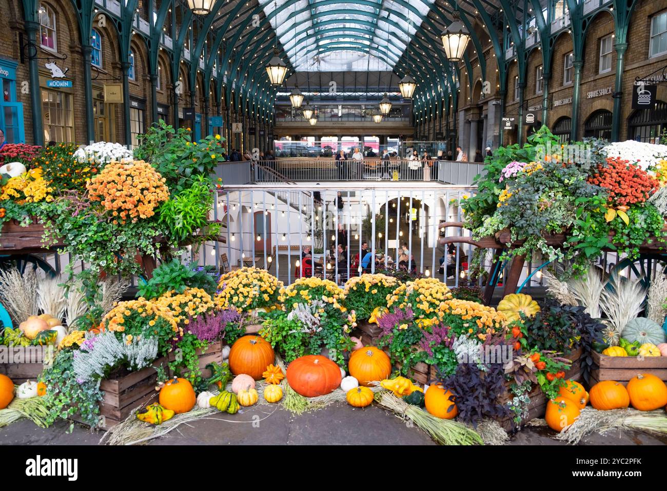 Esposizione autunnale di fiori floreali di zucca al mercato di Covent Garden nel centro di Londra WC2 Inghilterra Regno Unito Gran Bretagna ottobre 2024 KATHY DEWITT Foto Stock