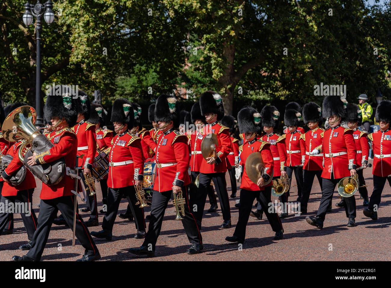 Guardie gallesi durante un cambio di guardia fuori Buckingham Palace a Londra, Inghilterra Foto Stock