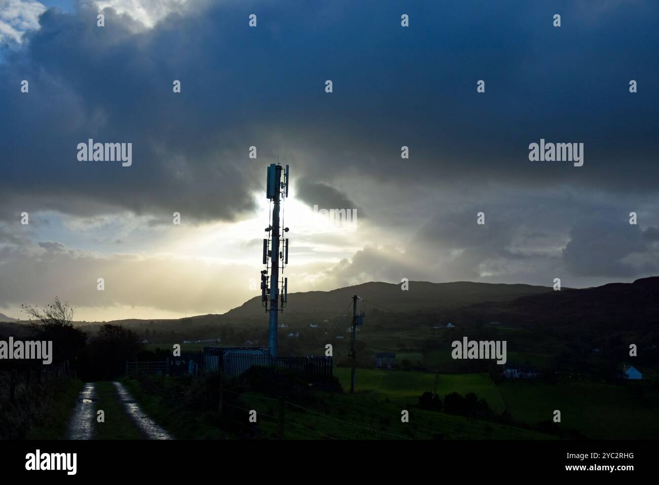 Albero rurale delle telecomunicazioni nella contea di Donegal, Irlanda. Foto Stock