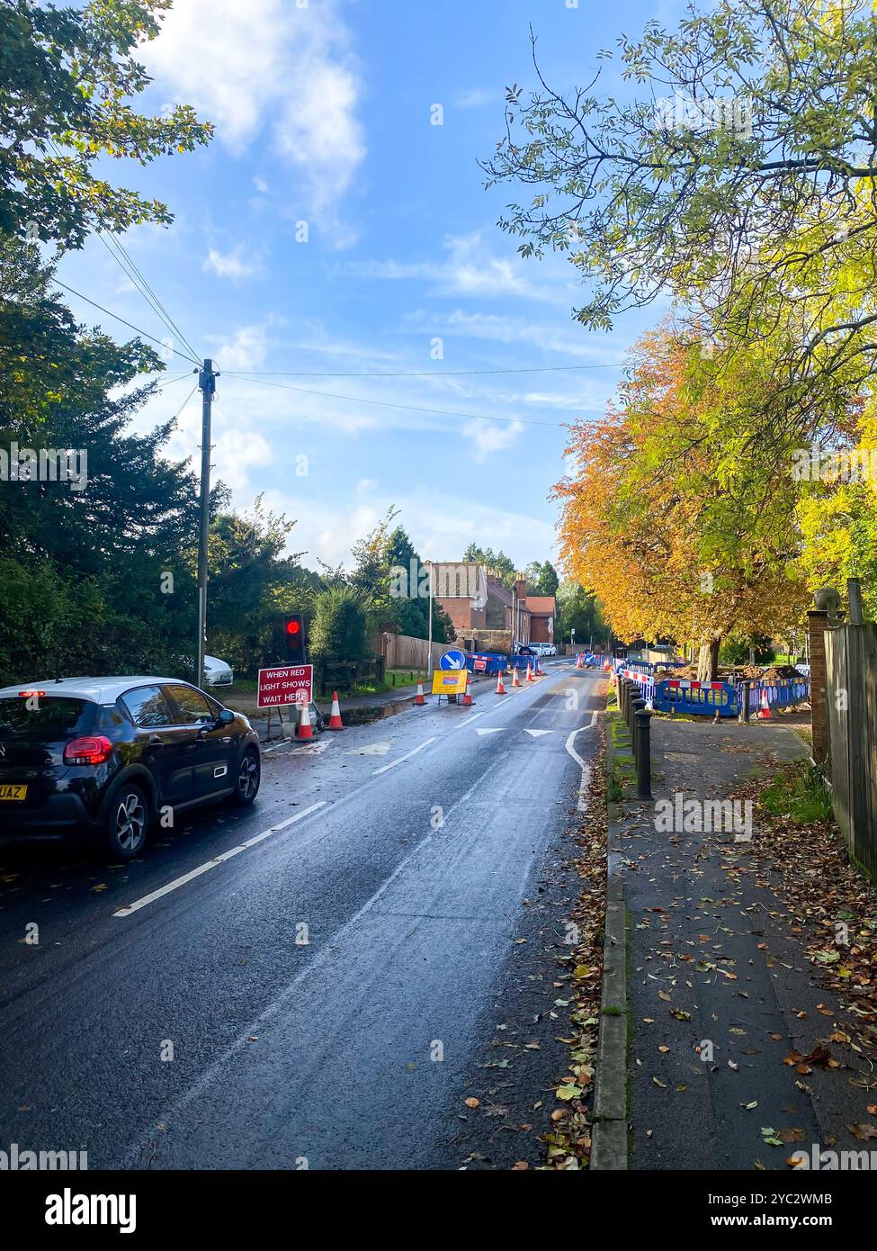 Lavori stradali con barriere di sicurezza e semafori temporanei nell'area di Tilehurst, Reading, Regno Unito Foto Stock