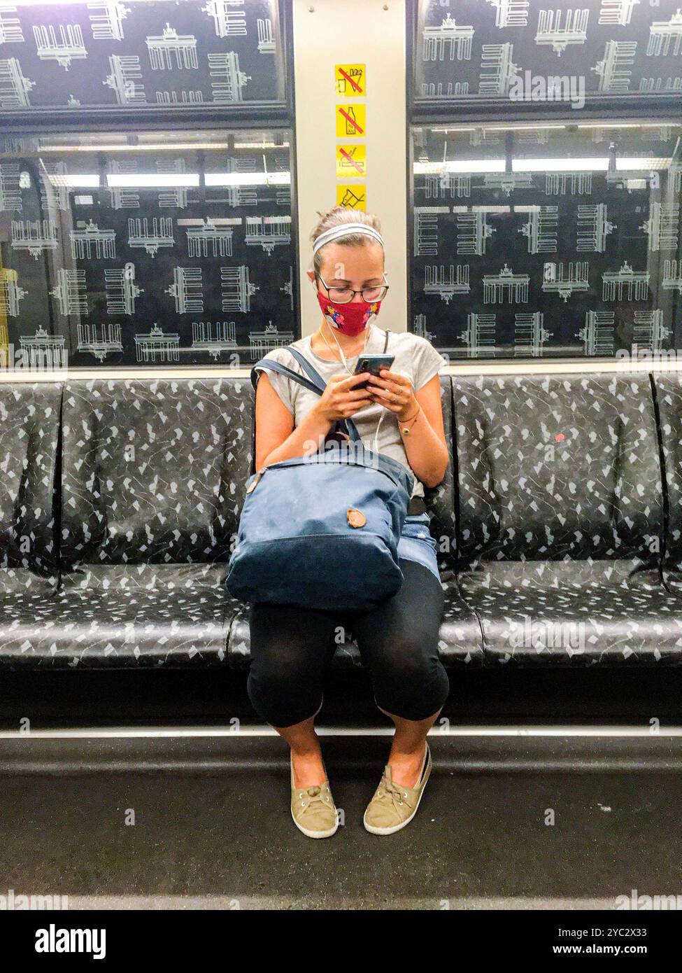 Corona Measons in U-Bahn. Giovane donna afult che pendola con U-Bahn mentre indossa una maschera facciale obbligatoria per prevenire il virus Covid-19 la diffusione ulteriore durante la crisi Corona del 2020. Berlino, Germania. Berlin U-bahn Berlino Germania Copyright: XGuidoxKoppesxPhotox Foto Stock