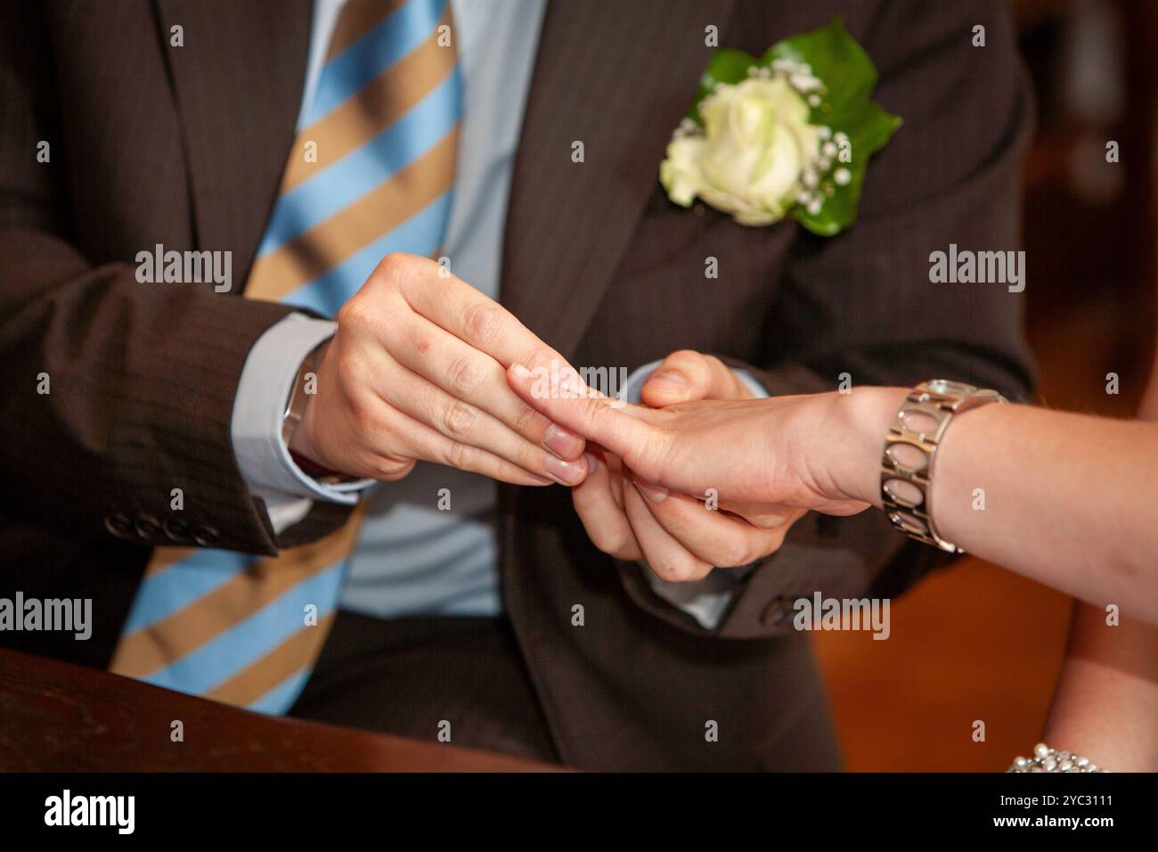Una coppia sta scambiando meravigliosamente le proprie fedi nuziali come simbolo d'amore durante il loro intimo evento cerimoniale Foto Stock