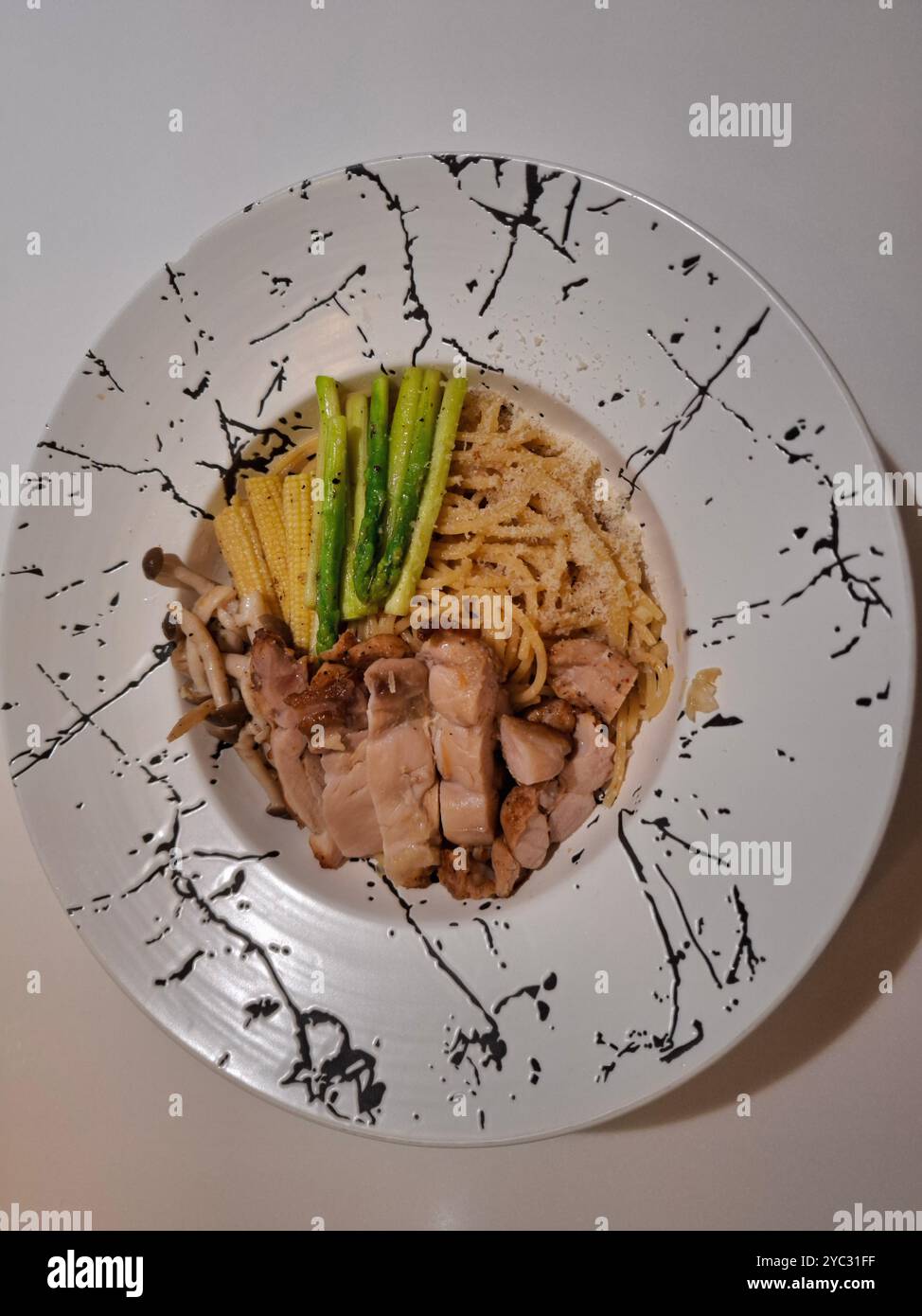 Pasta con maiale, asparagi, mais e funghi Foto Stock