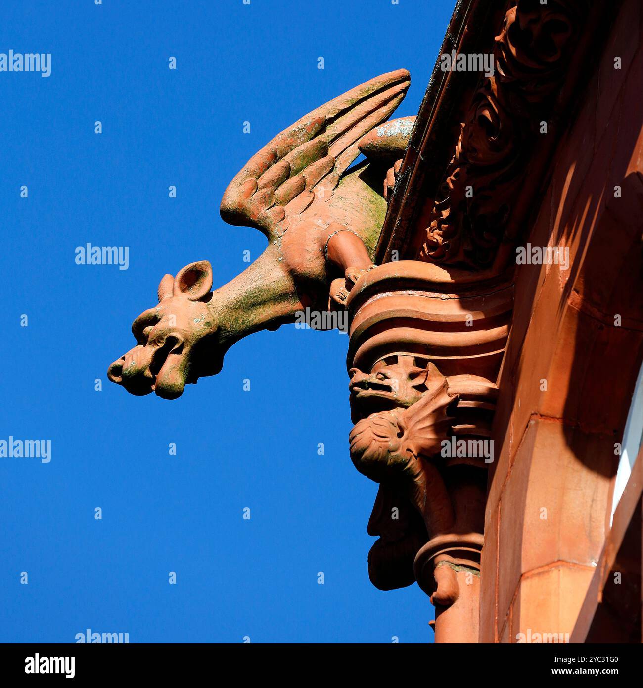 Primo piano di gargoyle drago e ornamentali sul Pierhead Building, Cardiff Bay, ottobre 2024 Foto Stock