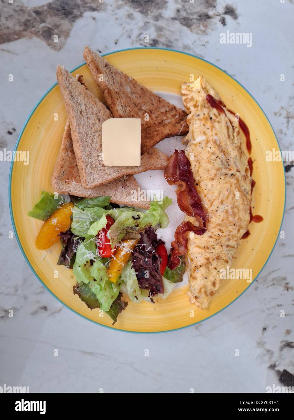 Colazione con uova, insalate, pane e burro Foto Stock