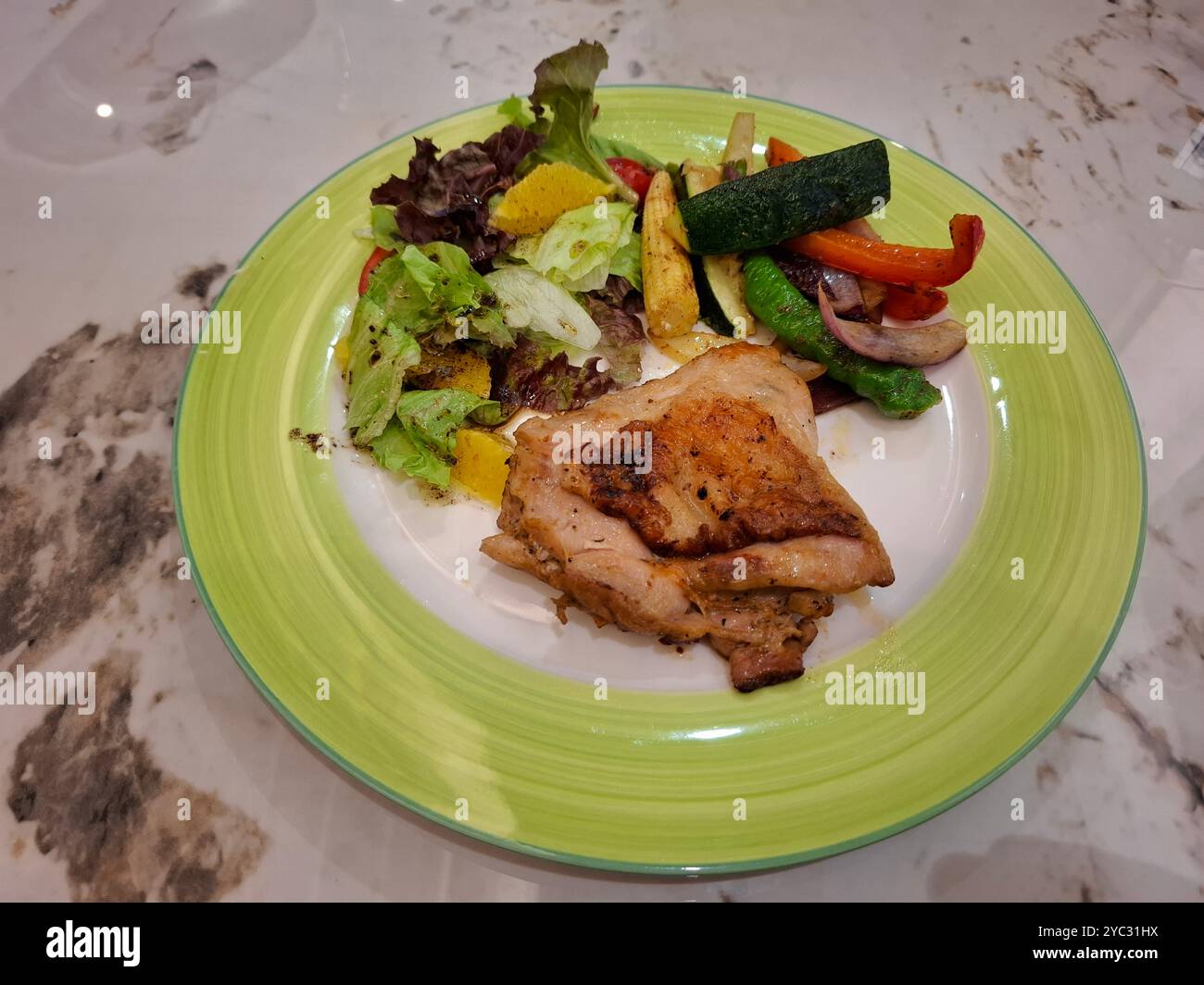 pollo e verdure per cena Foto Stock