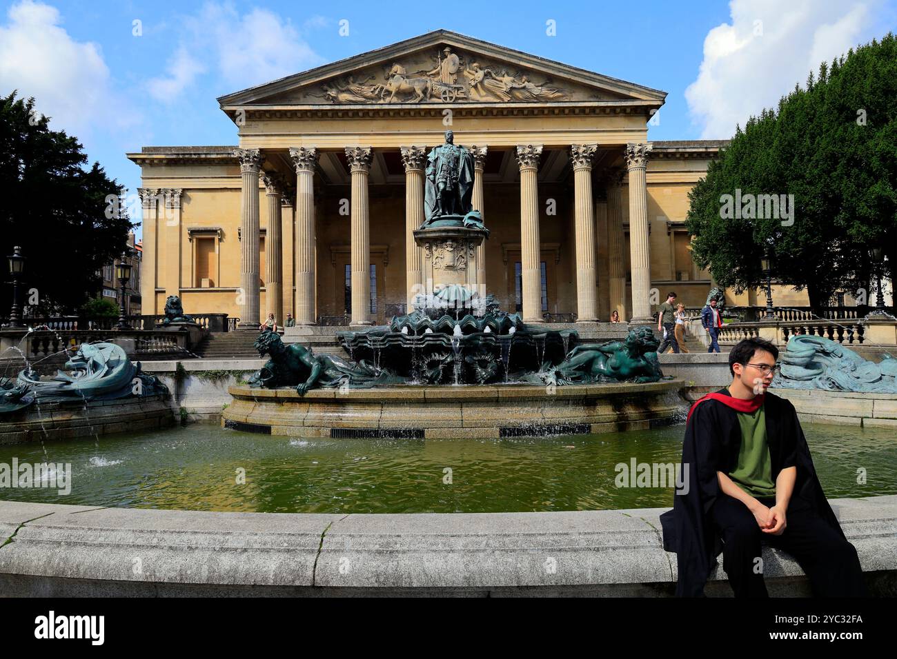 Gowned si è laureato alla Bristol University Victoria Rooms, Bristol. REGNO UNITO. Costruito negli anni '1840 Presa ottobre 2024. Autunno Foto Stock