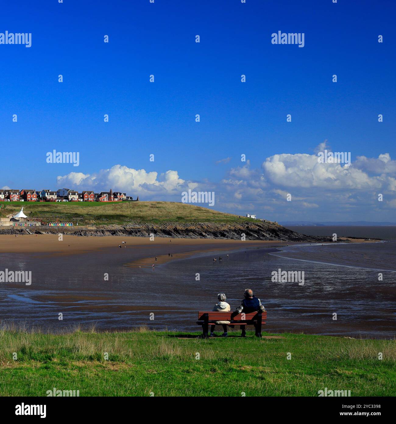 La coppia più anziana siede su una panchina ammirando la vista di Whitmore Bay, Barry Island, Cardiff, Galles del Sud, Regno Unito. Presa ottobre 2024. Autunno Foto Stock