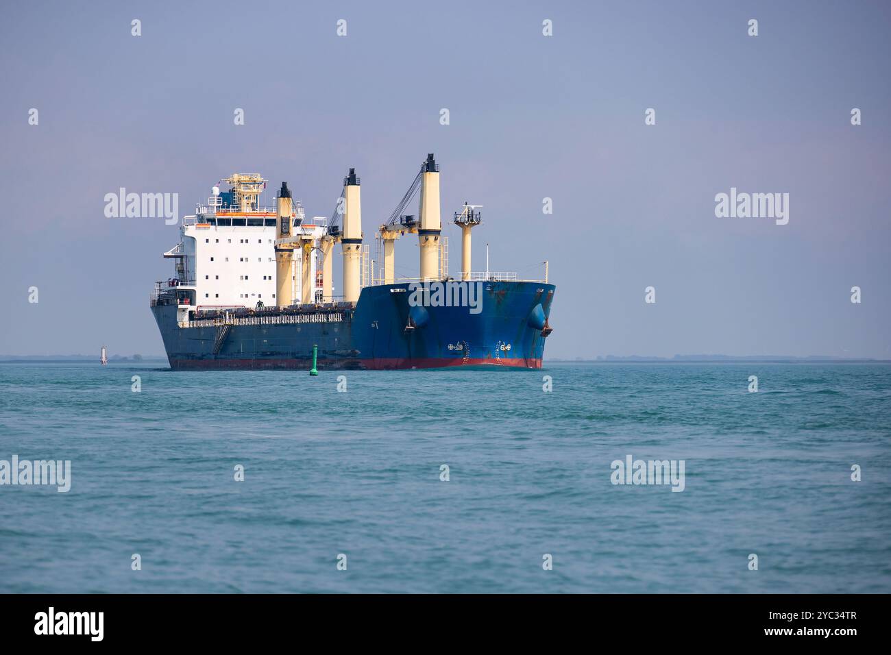 Una grande nave che attraversa lentamente un lago. Foto Stock