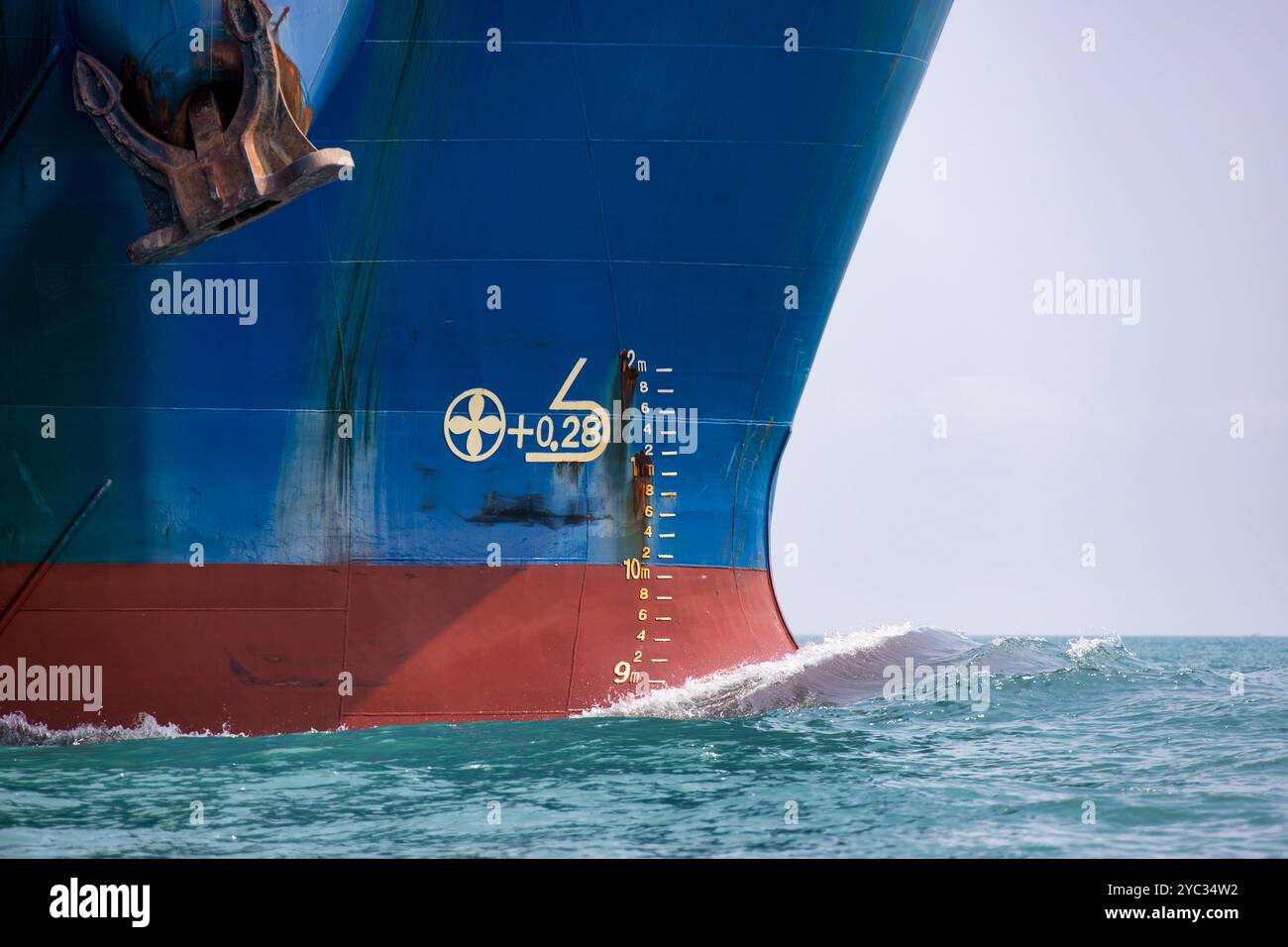 Primo piano della prua di una nave che si muove lentamente. Foto Stock