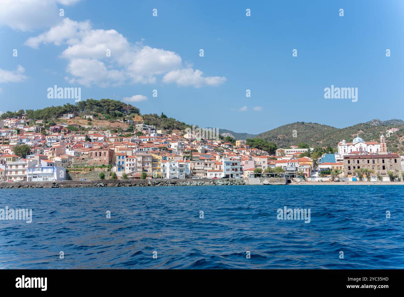 Paesaggio urbano di Mitilene visto dal mare Mitilene (Mytilíni) è la capitale dell'isola greca di Lesbo e il suo porto. E' anche la capitale e. Foto Stock