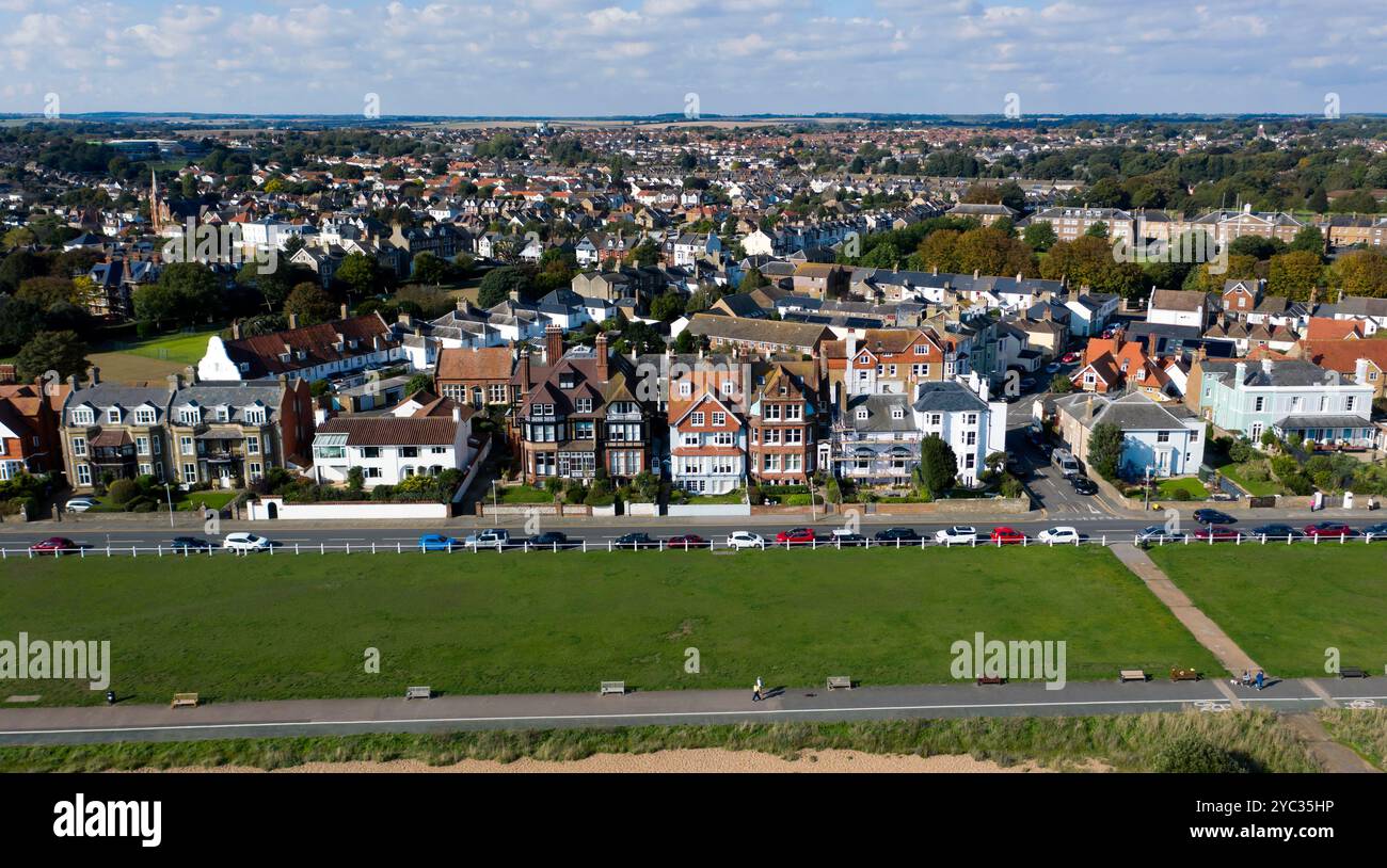 Vista aerea dalla spiaggia di Walmer che guarda verso l'interno verso la spiaggia e Liverpool Road, Walmer, Deal, Kent Foto Stock