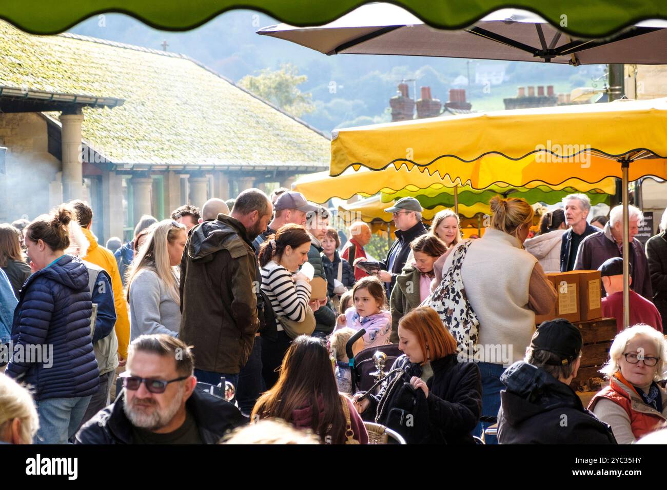 Stroud, una ricca città del Cotswold nel Gloucestershire, Regno Unito, sabato è il giorno del mercato Foto Stock