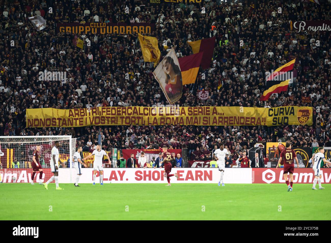 MENTRE i tifosi della Roma mostrano uno striscione contro il campionato italiano di calcio, la federazione italiana di calcio e gli arbitri durante la partita di serie A tra AS Roma e FC Internazionale allo stadio Olimpico di Roma (Italia), 20 ottobre 2024. Foto Stock