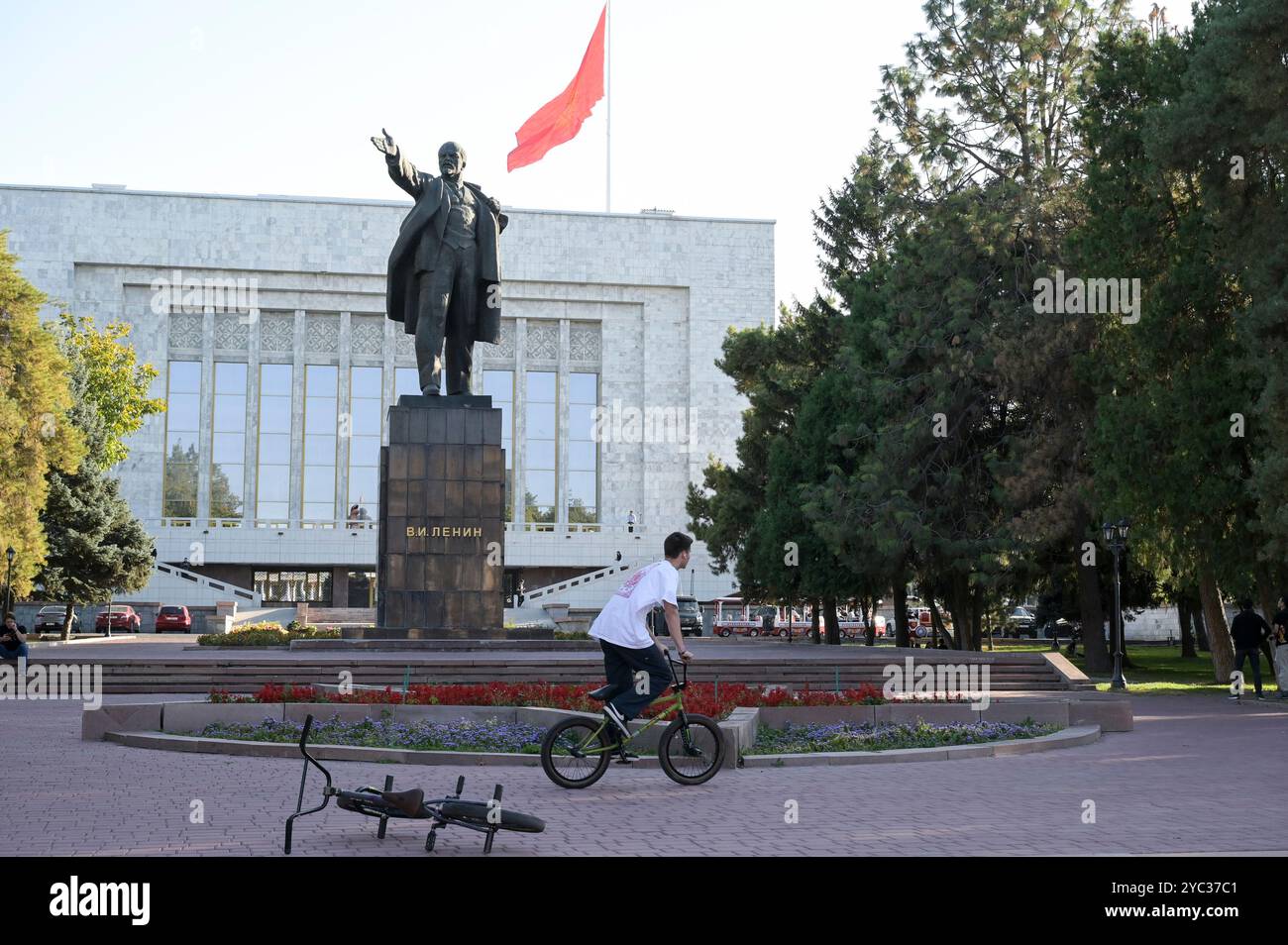 KIRGHIZISTAN, capitale Bishkek, statua W.I. Lenin eretta nel 1984, durante il 60° anniversario della Repubblica Socialista Sovietica KIRGHIZISTAN, si erge oggi dietro il museo di storia nazionale / KIRGISTAN, Hauptsstadt Bischkek, bis 1991 Frunse, Wladimir Iljitsch Lenin Statue am Musem für Nationalgeschichte Foto Stock