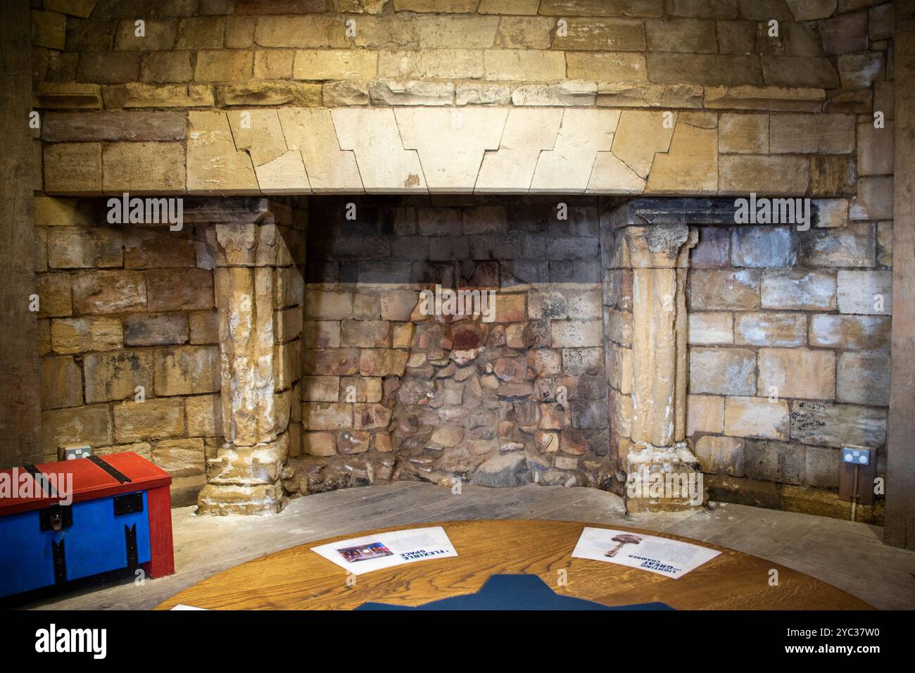 Yorkshire, Regno Unito - 23 luglio 2024: Il castello di Conisbrough aveva caminetti e canne fumarie avanzate per la sua epoca - grandi, con colonne in pietra e capitelli scolpiti Foto Stock
