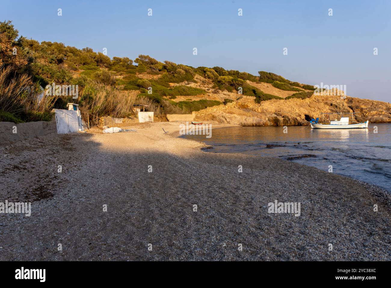 Piccola barca da diporto sulla riva di Lesbo o Lesbo, un'isola greca situata nel Mar Egeo nord-orientale Foto Stock