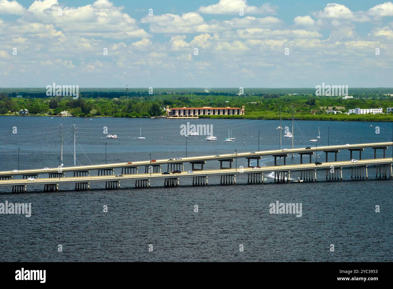 Barron Collier Bridge e Gilchrist Bridge in Florida con traffico in movimento. Infrastruttura di trasporto nella contea di Charlotte che collega Punta Gorda An Foto Stock