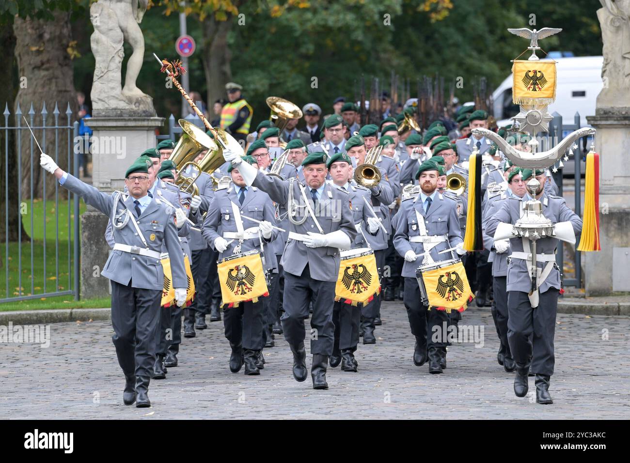 Berlino, Deutschland 21. Oktober 2024: Präsidentin von Island - Staatsbesuch im Schloss Bellevue - 21.10.2024 Im Bild: Einmarsch der Ehrenkompanie des Wachbataillons der Bundeswehr in den Park des Schloss Bellevue Schloss Bellevue Berlin *** Berlino, Germania 21 ottobre 2024 Presidente dell'Islanda visita di Stato al Palazzo Bellevue 21 10 2024 nella marcia fotografica della compagnia onoraria della guardia battaglione del Palazzo delle forze armate Bellux di Berlino Foto Stock