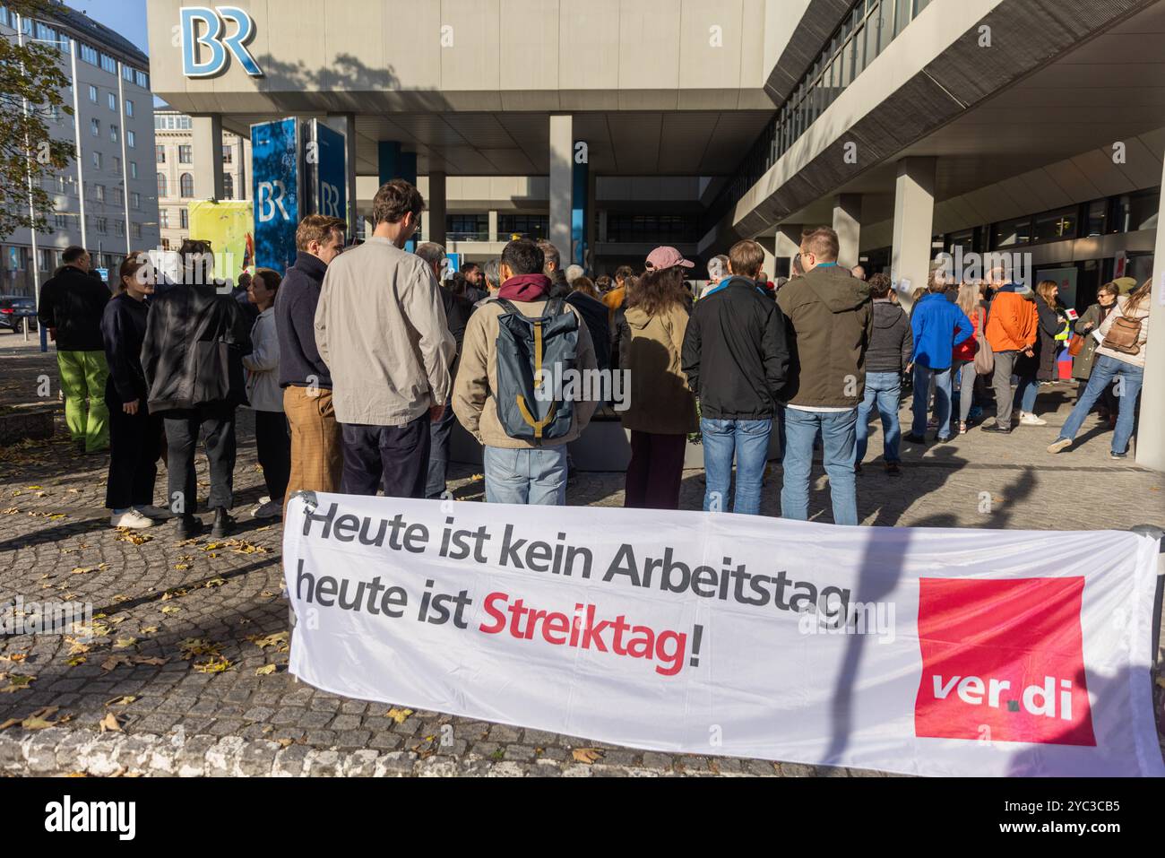 MONACO DI BAVIERA, GERMANIA - 21 OTTOBRE 2024: Dipendenti dell'emittente pubblica Bayerischer Rundfunk in sciopero per aumentare i salari. Foto Stock