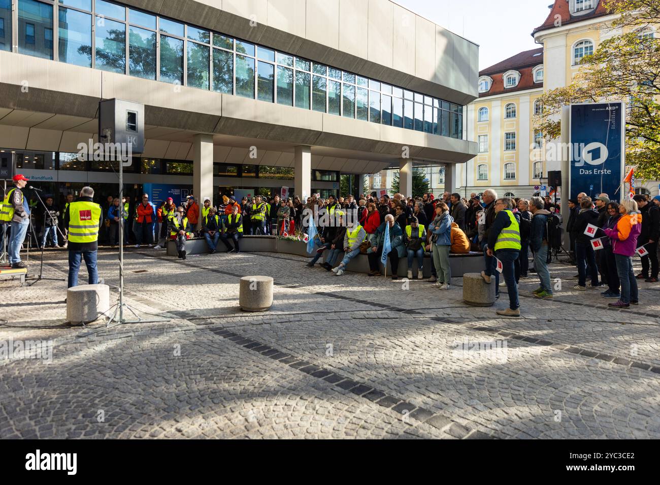 MONACO DI BAVIERA, GERMANIA - 21 OTTOBRE 2024: Dipendenti dell'emittente pubblica Bayerischer Rundfunk in sciopero per aumentare i salari. Foto Stock