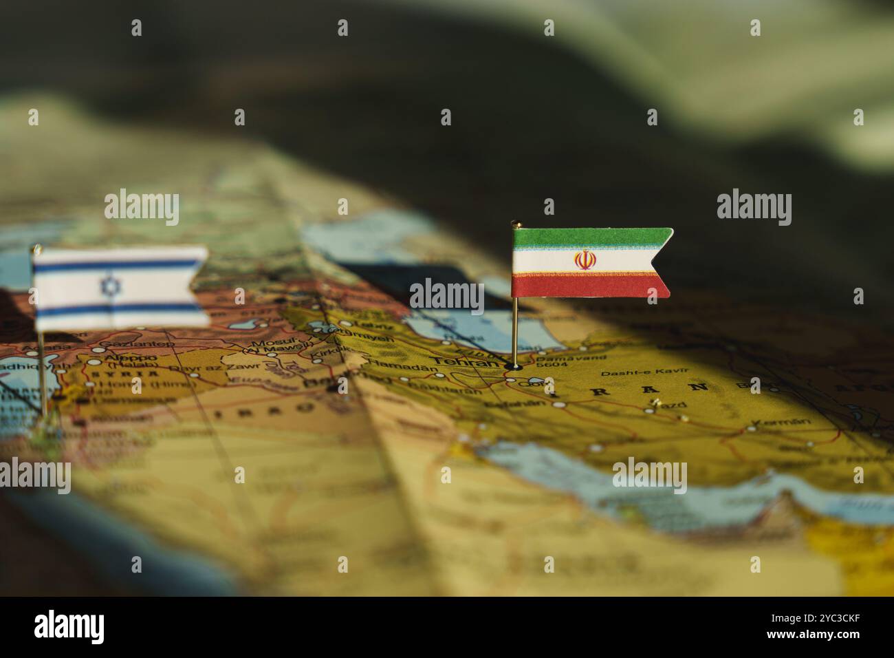 L'Iran e Israele bandiere sulla mappa geopolitica del Medio Oriente. Crisi e guerra tra repubbliche islamiche israeliane e iraniane. Foto di alta qualità Foto Stock