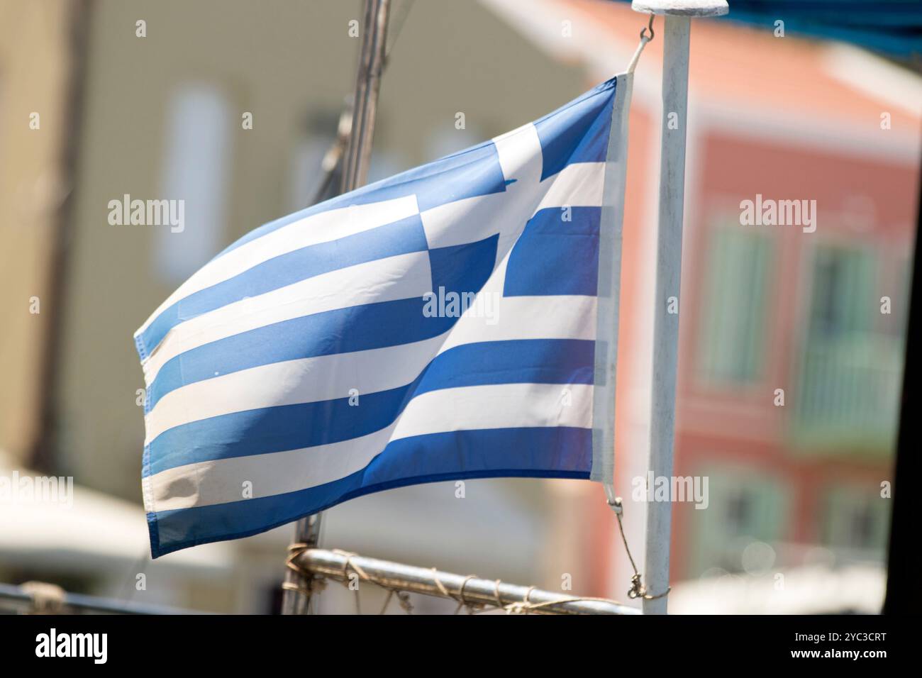 La bandiera della Grecia. La bandiera greca ondeggia dolcemente nella brezza su una barca sull'isola greca di Kastellorizo o Meis in Grecia, Europa Foto Stock