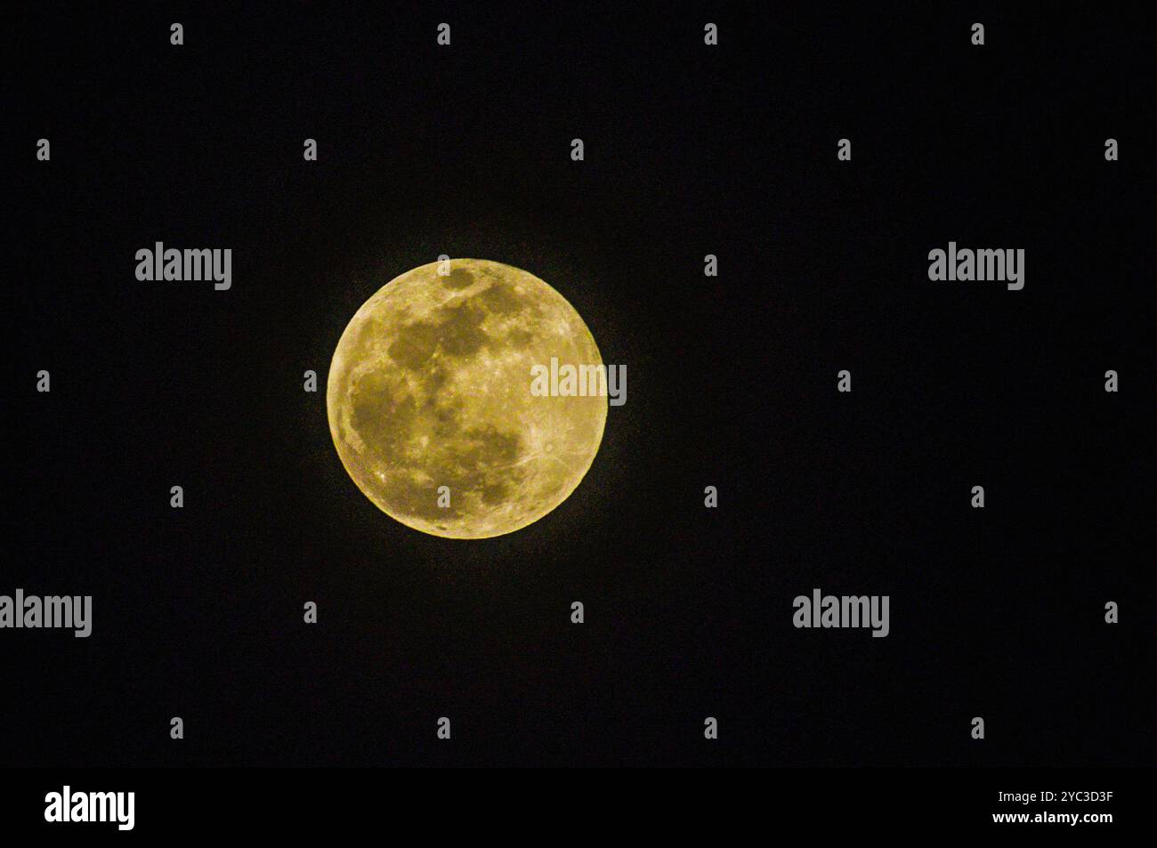 La superluna del cacciatore il 17 ottobre 2024 è la più luminosa e vicina alla Terra dei quattro superluni del 2024. Questo è fotografato a Singapore. Foto Stock