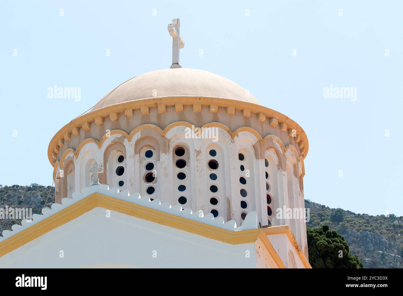 Cupola della chiesa del XIX secolo di Agios Georgios Tou Pigadiou (San Giorgio del pozzo) sull'isola greca di Kastellorizo o Meis. Grecia, Europa Foto Stock