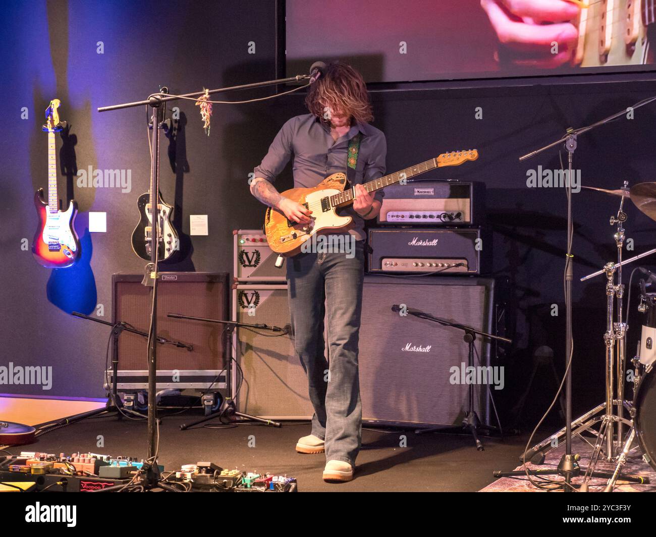 Il chitarrista blues Dom Martin che suona alla vendita di chitarre Rory Gallagher presso Bonhams Bond St London Regno Unito Foto Stock