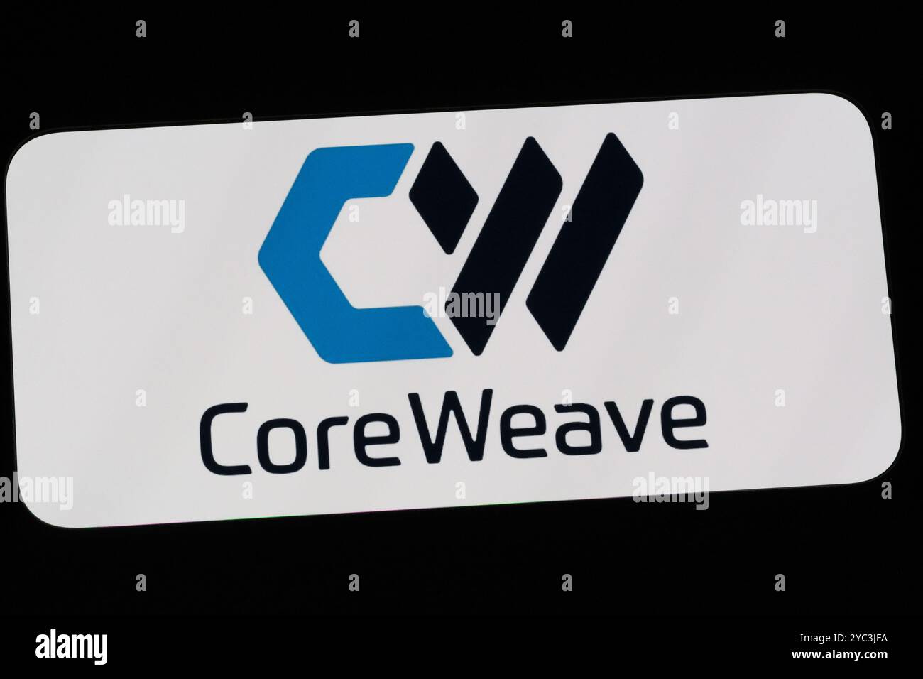 Shanghai, Cina-21 ottobre 2024: Logo del marchio CoreWeave sullo schermo del telefono Foto Stock