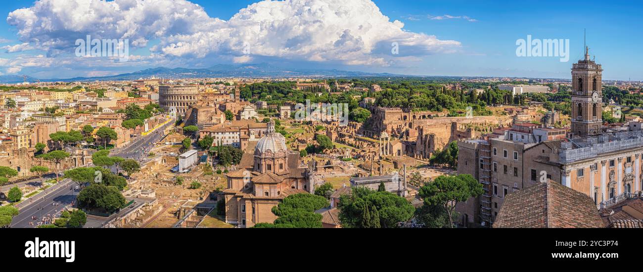 Roma Italia vista panoramica ad alto angolo dello skyline della città con il Colosseo Foto Stock