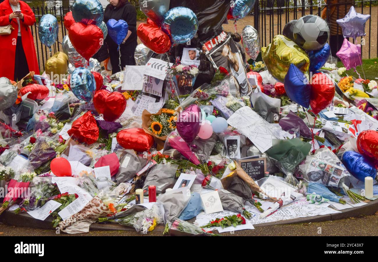 Londra, Regno Unito. 21 ottobre 2024. I fan continuano a lasciare fiori e tributi in un memoriale per la pop star Liam Payne presso la statua di Peter Pan a Hyde Park. Il cantante One Direction è morto dopo essere caduto dal balcone di un hotel a Buenos Aires. Crediti: Vuk Valcic/Alamy Live News Foto Stock