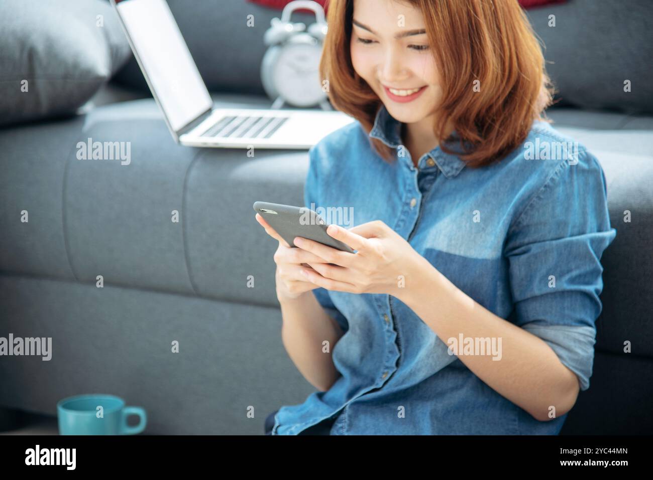 Smart Woman esplorare il sito Web di shopping online sullo smartphone. Faccia sorridente della donna asiatica che tiene il cellulare con e-commerce Shopping sito web online Readi Foto Stock